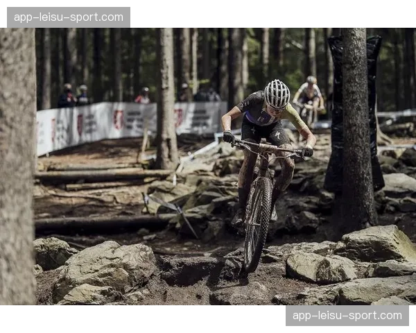 山地越野世界杯南非站：汤姆·皮德科克回归并夺冠，展示强大爬坡能力
