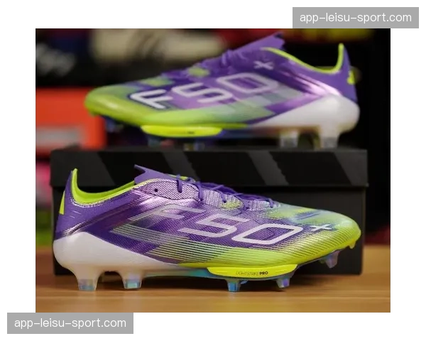 运动装备品牌发布新款足球鞋，宣称鞋面科技有助于提升球员在变向突破时的触球精度