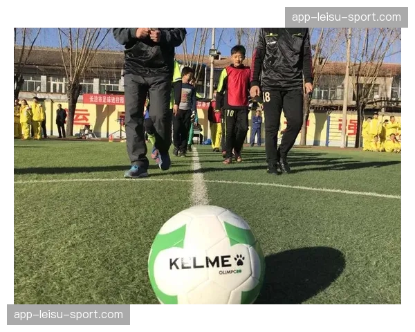 马赛俱乐部基金会为当地贫困社区儿童开设免费足球课程