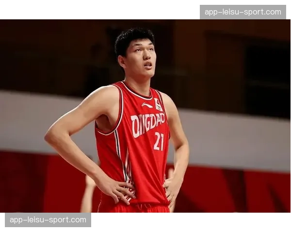 赛前特写：热身时段，两队中锋在篮下提前进行着无声的低位攻防角力